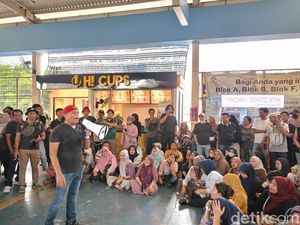 Pedagang JPM Pasar Tanah Abang Demo Protes Penyegelan-Harga Sewa Naik Pedagang JPM Pasar Tanah Abang Demo Protes Penyegelan-Harga Sewa Naik