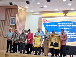 Bustanil Arifin Dapat Gelar Bapak Peternak Sapi Perah Rakyat & Koperasi Susu Bustanil Arifin Dapat Gelar Bapak Peternak Sapi Perah Rakyat & Koperasi Susu