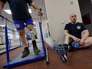 Di Sini Tentara Rusia yang Cacat Berlatih Menggunakan Anggota Tubuh Palsu