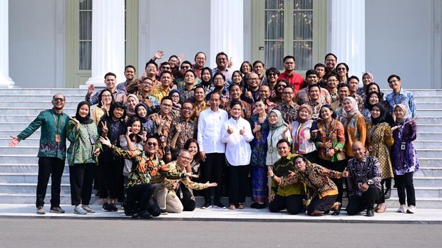 Presiden Joko Widodo (Jokowi) mengajak seluruh pegawai, petugas kebersihan dan keamanan di lingkaran Istana Kepresidenan hingga awak media untuk berfoto bersama di halaman Istana Merdeka, Jakarta, Kamis (10/10).
