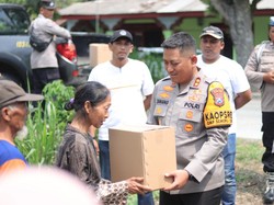 Senyum Korban Angin Kencang Dapat Bantuan dari Polres Blitar Kota