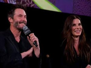 Keanu Reeves & Sandra Bullock Reuni Speed, Wajah Tak Menua jadi Sorotan Keanu Reeves & Sandra Bullock Reuni Speed, Wajah Tak Menua jadi Sorotan