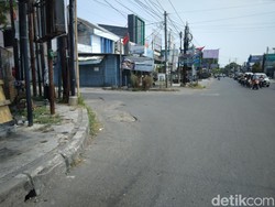 Lubang di Simpang Empat Jl Ciremai Raya Bikin Pengendara Kaku