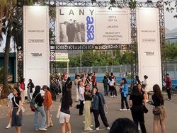 Video: Calo Bertebaran di Venue Konser LANY