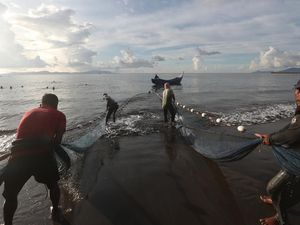 Melihat Nelayan Tradisional Aceh Menangkap Ikan