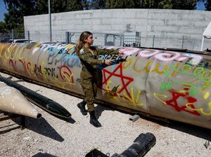 Militer Israel Pamerkan Puing-puing Rudal dari Serangan Iran