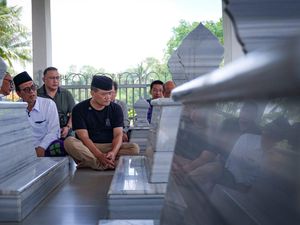 Momen Luthfi Ziarah Ke Makam Leluhur Prabowo di Banyumas