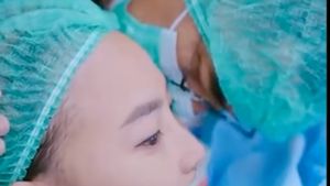 8 Foto Mpok Alpa Lahiran Anak Kembar Didampingi Suami, Penuh Haru