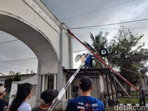 Pekerja di Purwokerto Tewas Kesetrum Saat Perbaiki Gerbang Perumahan Pekerja di Purwokerto Tewas Kesetrum Saat Perbaiki Gerbang Perumahan
