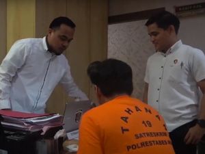 Video: Manajer RS di Makassar yang Lecehkan Bawahan Ditahan Polisi Video: Manajer RS di Makassar yang Lecehkan Bawahan Ditahan Polisi