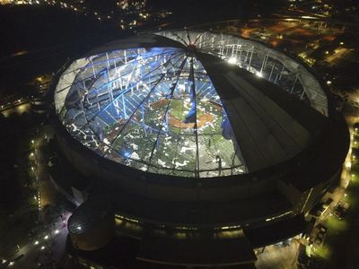 Penampakan Atap Stadion di Florida Hancur Disapu Badai Milton