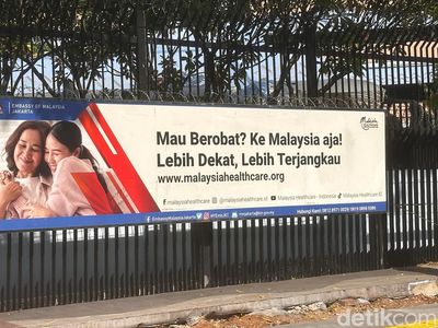 Penampakan Poster Berobat ke Malaysia Aja di Dekat Kemenkes RI