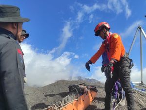 Pilu Orang Tua dari Jakarta Jemput Jenazah Anak yang Tewas di Rinjani Pilu Orang Tua dari Jakarta Jemput Jenazah Anak yang Tewas di Rinjani