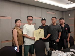 10 WNA China yang Ditangkap Imigrasi Bantah Jual Mutiara Ilegal di Senggigi 10 WNA China yang Ditangkap Imigrasi Bantah Jual Mutiara Ilegal di Senggigi