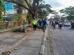 Mobil Tabrak Pot-Pohon di Jalan Metro Tanjung Bunga Makassar, 3 Orang Luka