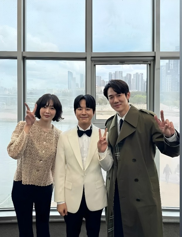 Potret Geum Sae Rok dan Yoo Yeon Seok menghadiri pernikahan Moon Tae Yoo