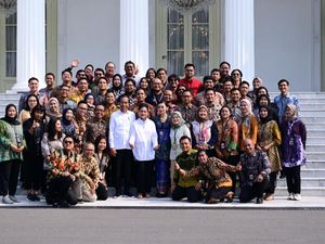 Momen Jokowi Foto Bersama Pegawai Istana-Wartawan Jelang Akhir Masa Jabatan