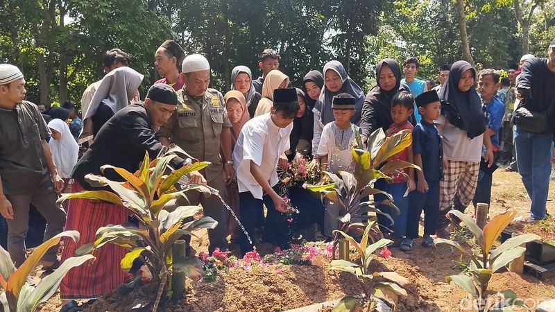 Proses pemakaman anggota Satpol PP Lebak, Yadi Suryadi di TPU Rangkasbitung. (Foto: Fathul Rizkoh/detikcom)