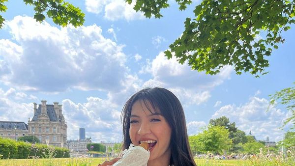 Gaya Keren Raline Shah Saat Ngopi di Paris dan Makan Es Krim di Korea