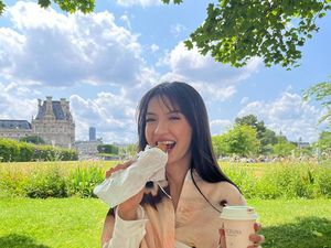 Gaya Keren Raline Shah Saat Ngopi di Paris dan Makan Es Krim di Korea Gaya Keren Raline Shah Saat Ngopi di Paris dan Makan Es Krim di Korea