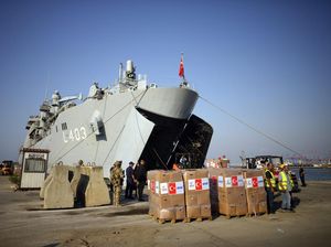 Ratusan Ton Bantuan Kemanusiaan Turki Berlabuh di Beirut