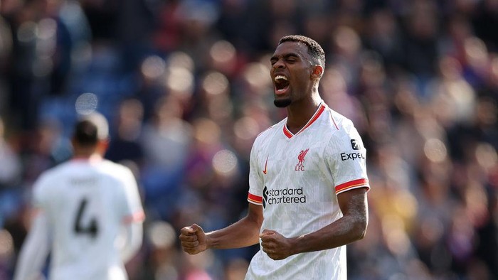 LONDON, ENGLAND - OCTOBER 05: Ryan Gravenberch of Liverpool celebrates at full time following the teams victory during the Premier League match between Crystal Palace FC and Liverpool FC at Selhurst Park on October 05, 2024 in London, England. (Photo by Julian Finney/Getty Images)