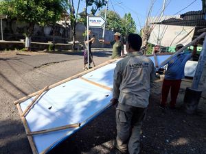 Satpol PP Buleleng Turunkan Ratusan Baliho Kontestan Pilkada