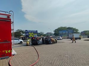 Mobil Alphard Hangus Terbakar di PIK Usai Kecelakaan Beruntun