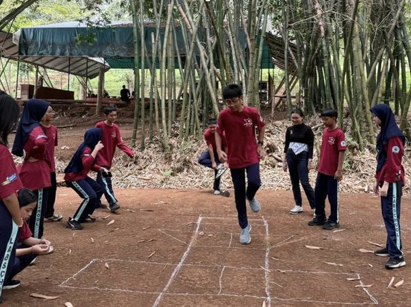 Potret Murid SMP Labschool Cibubur Belajar Lestarikan Permainan Tradisional