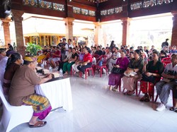 Dinas Perikanan Badung Bagikan 150 Paket Olahan Ikan di Seminyak