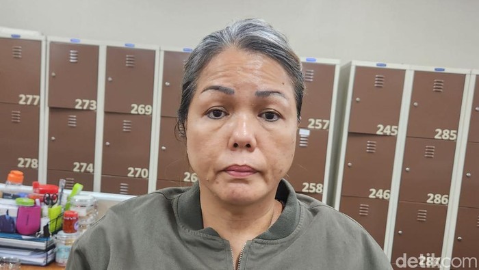 Sosok Helen, bandar pengendali lapak narkoba di Jambi ditangkap di Jakarta Barat. Sosok Helen, bandar pengendali lapak narkoba di Jambi ditangkap di Jakarta Barat.