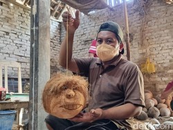 Sulap Limbah Kelapa Jadi Kepala Kera, Pria Sanden Raup Jutaan Rupiah