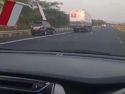 Dar..Der..Dor! Momen Dramatis Polisi Ciduk Maling Ban di Tol Cipali
