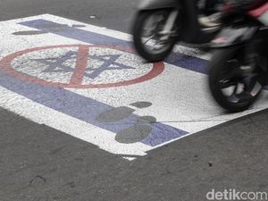 Tolak Zionis, Gambar Bendera Israel Ditempel di Jalan Ciputat