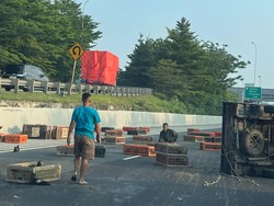 Truk Muatan Ayam Terbalik di Km 16 Tol Jagorawi Arah Jakarta, Lalin Macet