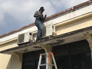 Panasnya Surabaya Bawa Berkah Bagi Tukang Servis AC Panasnya Surabaya Bawa Berkah Bagi Tukang Servis AC