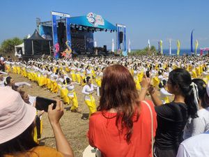 1.000 Penari Rejang Renteng Pukau Turis Asing Saat Nusa Penida Festival 2024 1.000 Penari Rejang Renteng Pukau Turis Asing Saat Nusa Penida Festival 2024