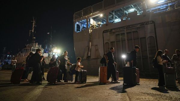 Evakuasi Warga Negaranya di Lebanon, Turki Kirim 2 Kapal Angkatan Laut