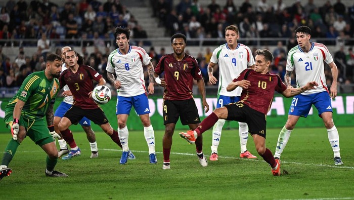 ROME, ITALY - OCTOBER 10: Leandro Trossard of Belgium scores the equalizer goal during the UEFA Nations League 2024/25 League A Group A2 match between Italy and Belgium at Stadio Olimpico on October 10, 2024 in Rome, Italy. (Photo by Image Photo Agency/Getty Images)