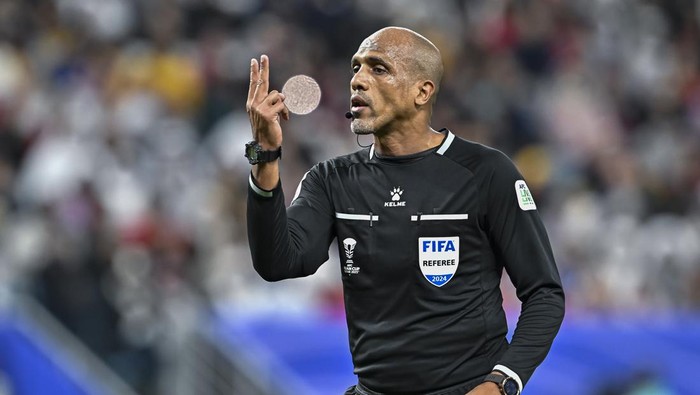 Ahmed Al Kaf Omani referee Ahmed Abu Bakar Al Kaf is reacting during the AFC Asian Cup 2023 Quarter-Final match between Australia and South Korea at Al Janoub Stadium in Al Wakrah, Qatar, on February 2, 2023. (Photo by Noushad Thekkayil/NurPhoto via Getty Images)