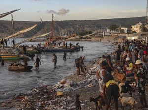 Aktivitas Warga Pesisir Pantai Haiti di Tengah Kekerasan Geng