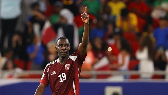 Soccer Football - World Cup - Asian Qualifiers - Third Round - Group A - Qatar v Kyrgyzstan - Al Thumama Stadium, Doha, Qatar - October 10, 2024 Qatars Almoez Ali celebrates scoring their first goal REUTERS/Ibraheem Al Omari