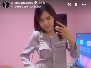 Gaya Kocak Amanda Manopo Pakai Gantungan Labu di Tas Rp 105 juta Gaya Kocak Amanda Manopo Pakai Gantungan Labu di Tas Rp 105 juta