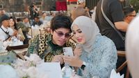 8 Foto Aurel Hermansyah di Mitoni Shandy Purnamasari, Gaya Hijabnya Disorot