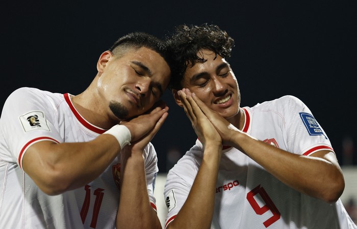 Bahrain Vs Indonesia Soccer Football - World Cup - Asian Qualifiers - Third Round - Group C - Bahrain v Indonesia - Bahrain National Stadium, Riffa, Bahrain - October 10, 2024 Indonesias Rafael Struick celebrates scoring their second goal with Ragnar Oratmangoen REUTERS/Hamad I Mohammed