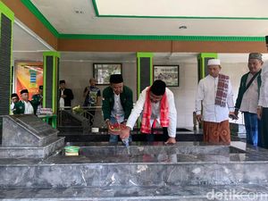 Ziarah ke Makam Guru Marzuqi, Rano Bicara Adab dan Adat Harus Ditingkatkan