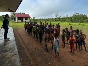 Perjuangan Guru Diana Mengajar SD di Pedalaman Papua