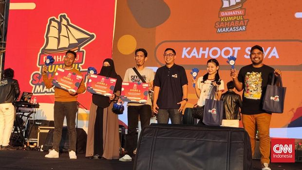 Pembagian hadiah lomba Kahoot di acara Daihatsu Kumpul Sahabat Makassar 2024.