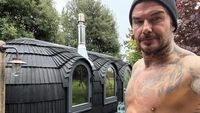 8 Potret David Beckham Alih Profesi Jadi Petani Tampan, Beternak Ayam