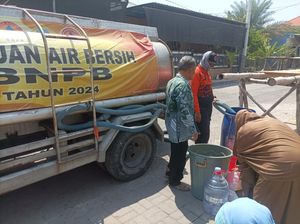 Kekeringan Landa 28 Desa di Gresik, 1,8 Juta Liter Air Bersih Disalurkan Kekeringan Landa 28 Desa di Gresik, 1,8 Juta Liter Air Bersih Disalurkan